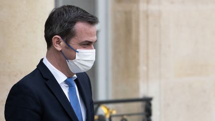 Le ministre de la Santé, Olivier Véran, à la sortie de l'Elysée, le 26 janvier 2022. (SANDRINE MARTY / HANS LUCAS / AFP)