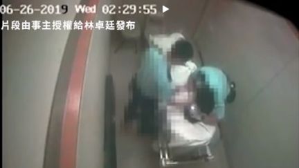 Deux policiers&nbsp;hongkongais ont été arrêtés après la diffusion d'une vidéo les montrant maltraiter un homme sur un brancard dans un hôpital.&nbsp; (CAPTURE D'ECRAN YOUTUBE)