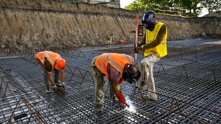 Certains professionnels du bâtiment recherchent de la main d'œuvre pas chère et disponible rapidement. (Photo d'illustration). (DMYTRO SMOLIENKO / AVALON / MAXPPP)