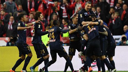 Les joueurs du PSG célèbrent l'ouverture du score de Pastore, en finale de Coupe de la Ligue face à Lille (FRANCK FIFE / AFP)