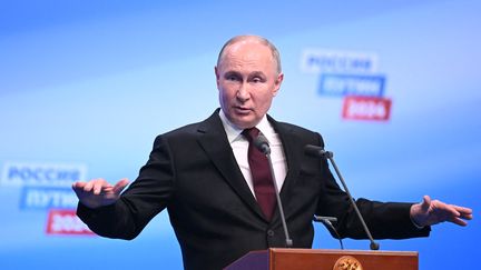 Le président russe Vladimir Poutine lors d'un point-presse, à Moscou, le 18 mars 2024. (NATALIA KOLESNIKOVA / AFP)