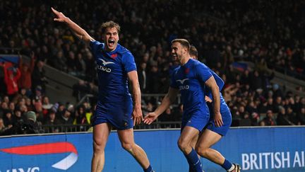 L'ailier français Damian Penaud (à gauche) célèbre son deuxième essai lors du Crunch entre l'Angleterre et la France au stade de Twickenham (Londres), le 11 mars 2023. (GLYN KIRK / AFP)