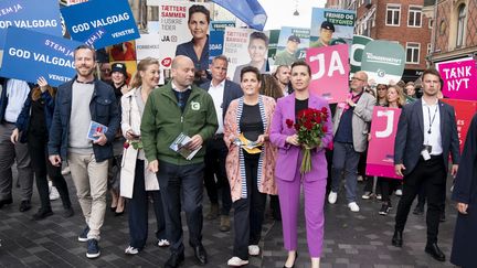 Les leaders des partis politiques danois font campagne pour le "oui" à l'intégration de la défense européenne, à Copenhague (Danemark), le 1er juin 2022. (LISELOTTE SABROE / RITZAU SCANPIX / AFP)