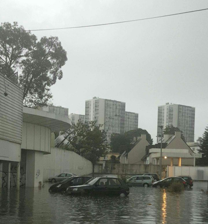 Des voitures piégées par la montée des eaux à Brest.&nbsp; (Photo Twitter @lu_fck)