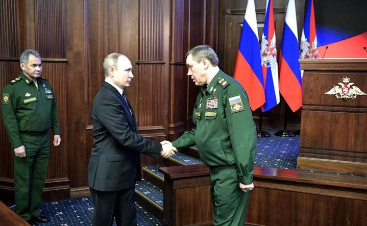 Le président Vladimir Poutine avec le général Valery Gerassimov, Premier ministre adjoint de la Défense et chef d'état-major de l'armée russe, après son intervention au centre de management de la défense nationale à Moscou, le 22 décembre 2016. (Russian Presidential Press and Information Office/Anadolu Agency )