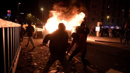 Des manifestants dans les rues de Barcelone, le 17 février 2021. (JOSEP LAGO / AFP)