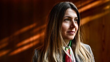 L'activiste iranienne&nbsp;Shaparak Shajarizadeh durant une interview avec l'AFP à Genève en février 2020. (FABRICE COFFRINI / AFP)