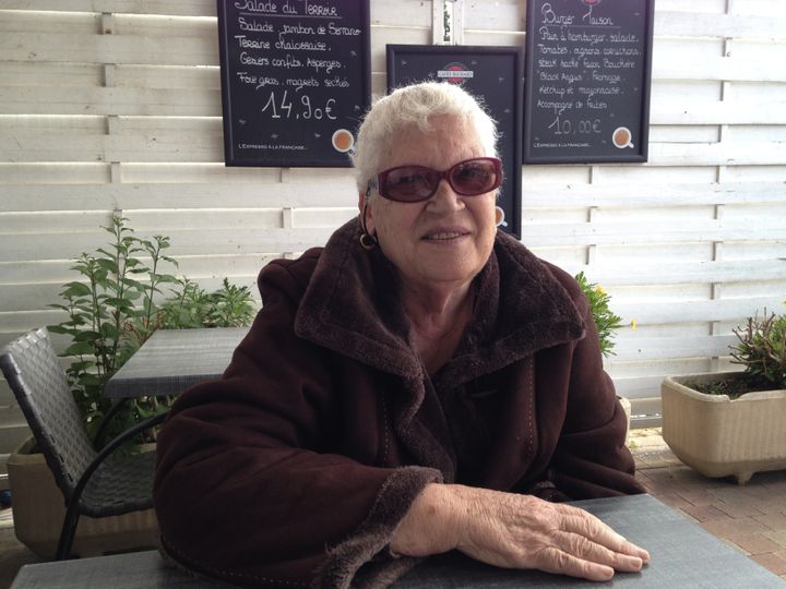 Josiane, 71 ans, a glissé un bulletin blanc, lors du second tour de l'élection présidentielle, dimanche 7 mair 2017, à Mimizan (Landes).&nbsp; (MARGAUX DUGUET / FRANCEINFO)