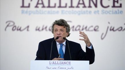 Jean-Louis Borloo, n'a pas encore dit s'il présenterait sa candidature à la présidentielle de 2012. (AFP - Fred Duffour)