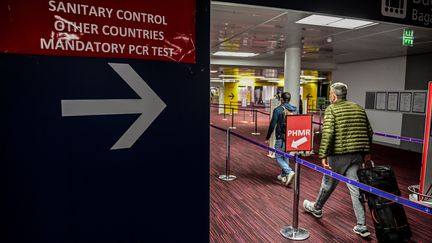 Des passagers arrivent à l'aéroport Charles-de-Gaulle, à Roissy, le 12 novembre 2020. (MARTIN BUREAU / AFP)