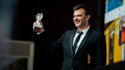 François Ozon reçoit le Grand prix du jury à la Berlinale pour son film "Grâce à Dieu", le 16 février 2019. (MANUEL ROMANO / NURPHOTO)