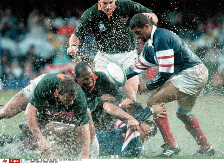 Phillipe Sella (on the ground) and Emile Ntamack (right) trying to regain possession of the ball during the semi-final against the Springboks, June 17, 1995, Durban, South Africa.  (ADAM BUTLER/AP/SIPA / SIPA)