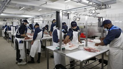 Un cours&nbsp;pratique de boucherie&nbsp;en alternance à Paris. (SEBASTIEN MUYLAERT / MAXPPP)