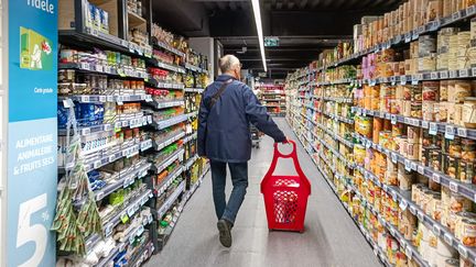 Un homme fait ses courses dans un supermarché à Paris, le 28 décembre 2023. (RICCARDO MILANI / HANS LUCAS / AFP)