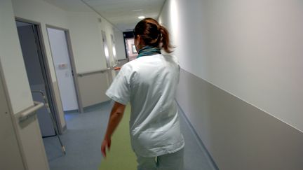 Une infirmière dans les couloirs d'un hôpital. (Photo d'illustration) (CYRIL SOLLIER / MAXPPP)