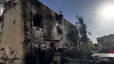 Vue des dégâts dans un quartier résidentiel de Kiryat Bialik, en Israël, après des roquettes du Hezbollah libanais, le 22 septembre 2024. (SAMIR ABDALHADE / ANADOLU / AFP)