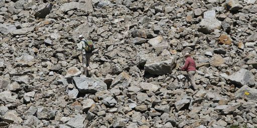 La chancelière allemande, Angela Merkel (à droite), et son mari, Joachim Sauer, à l'assaut du pic Dossobello di Dentro (3128 m de haut) dans le Tyrol du Sud (Italie) le 2 août 2013. (Reuters - Stringer)