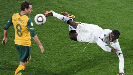 Wilkshire (Australie) tente de contrer Addy (Ghana) (GABRIEL BOUYS / AFP)