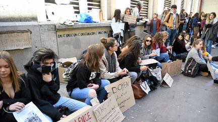 Des étudiants manifestent devant la fac de droit de Montpellier (Hérault), le 23 mars 2018 après&nbsp;l'expulsion brutale par des hommes cagoulés d'étudiants qui occupaient un amphithéâtre. (MAXPPP)