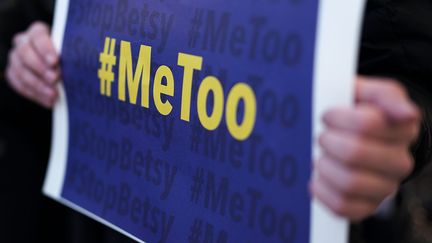 Le hashtag MeeToo, créé en octobre 2017, par une actrice&nbsp;à Hollywood a lancé un mouvement mondial de dénonciation du harcèlement et des agressions sexuels. (GETTY IMAGES)