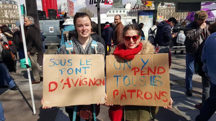 Des manifestantes contre la loi Travail, sur la place de la République à Paris, le 5 avril 2016.&nbsp; (JULIETTE DUCLOS / FRANCETV INFO)