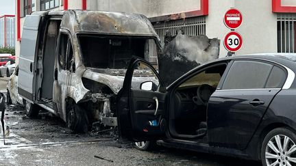 La camionnette et deux voitures ont été incendiées.  (RD)