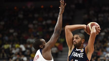 Le basketteur Nicolas Batum avec l'équipe de France, lors des quarts de finale du Mondial contre les Etats-Unis, le 11 septembre 2019. (YE AUNG THU / AFP)