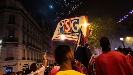 Des supporters du PSG fêtent la victoire du PSG contre le RB Leipzig, le 18 août 2020. (XEUHMA / HANS LUCAS)