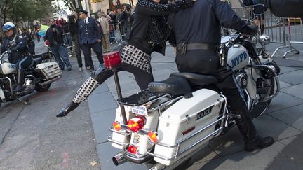 La chanteuse Cher descend de la moto d'un policier qui l'a escort&eacute;e jusqu'aux studios de la NBC &agrave; New York (Etats-Unis), le 23 septembre 2013. (KEITH BEDFORD / REUTERS)