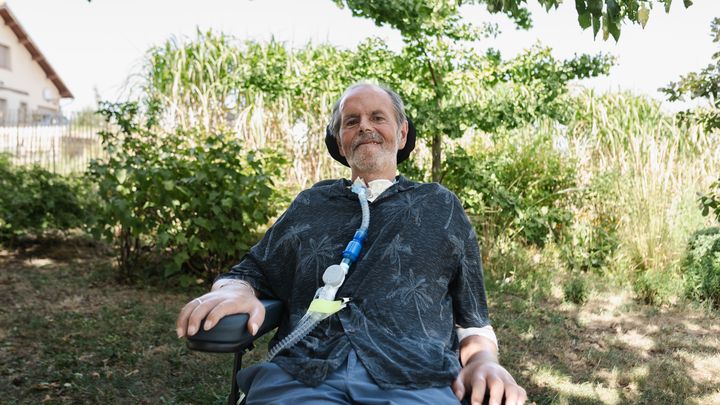 Bertrand Bonnefond pose dans son jardin à Saint-Romain-en-Gal (Rhône), le 23 août 2023. (PAULINE GAUER / FRANCEINFO)