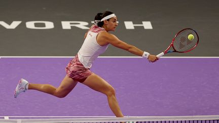 Caroline Garcia lors de son match du Masters WTA perdu contre la n°1 mondiale Iga Swiatek, jeudi 3 novembre 2022 à&nbsp;Fort Worth (Etats-Unis). (MATTHEW STOCKMAN / GETTY IMAGES NORTH AMERICA)