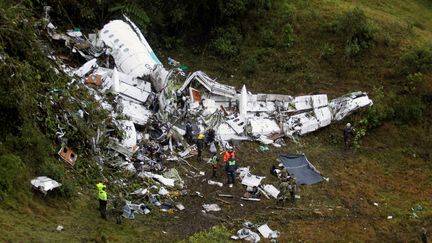 Des secouristes inspectent les débris de l'avion qui s'est écrasé en Colombie, mardi 29 novembre, quelques heures après l'accident. (FREDY BUILES / REUTERS)