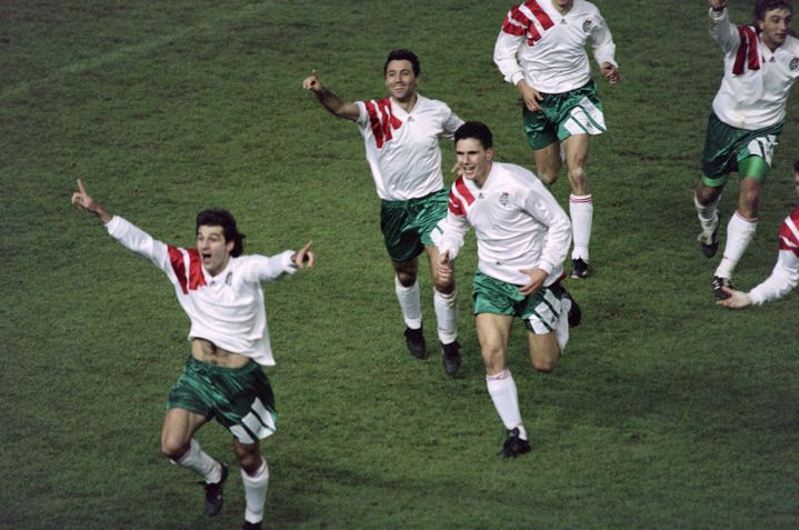 L'avant-centre de l'équipe de Bulgarie Emil Kostadinov, lors du match de qualification au Mondial 1994 contre la France, au Parc des Princes, le 17 novembre 1993. (PASCAL GUYOT / AFP)