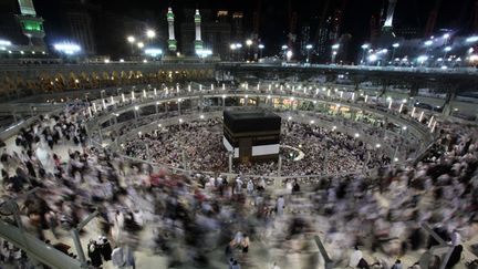  (Beaucoup de pèlerins se prennent en photo devant la Kaaba, ce cube au coeur de la grande mosquée © Maxppp)