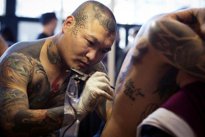 Tatoueur au Mondial du tatouage 2015
 (JOEL SAGET / AFP)