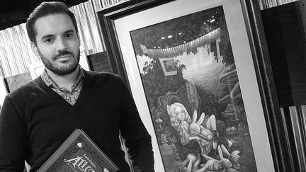 Benjamin Lacombe dans l'exposition "Wonderland la logique du rêve", Salon du livre et de la presse jeunesse 2015
 (Laurence Houot / Culturebox)