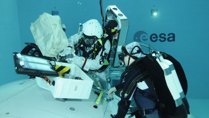 L'Allemand Alexander Gerst s'initie aux sorties dans l'espace dans le bassin du centre de formation des astronautes européens, à Cologne (Allemagne), en 2010. (ESA - H. RUEB)