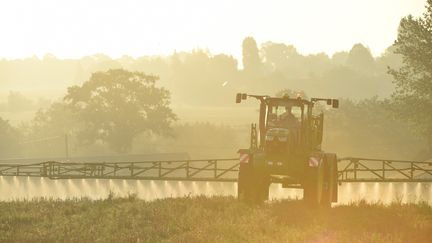 Un agriculteur utilisant du glyphosate à Saint-Germain-sur-Sarthe, le 16 septembre 2019. (JEAN-FRANCOIS MONIER / AFP)