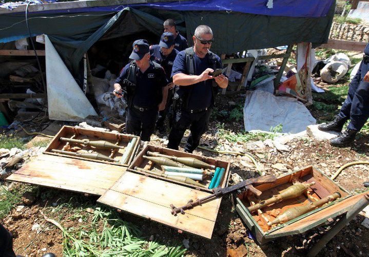 Saisie de la police albanaise dans le village de Lazarat, à 230 km au sud de la capitale albanaise, Tirana, le 20 juin 2014. Les policiers ont été reçus par des tirs d'armes lourdes, y compris des missiles et grenades antichars. (AFP PHOTO / GENT SHKULLAKU)