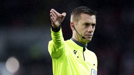 Clément Turpin lors du match de phase de groupes de la Ligue Europa entre le Spartak Moscou et Naples, le 24 novembre 2021. (PAVEL PAVLOV / ANADOLU AGENCY via AFP)