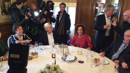 Leila Slimani avec Bernard Pivot et les jurés du Goncourt, 3 novembre 2016
 (Laurence Houot / Culturebox)