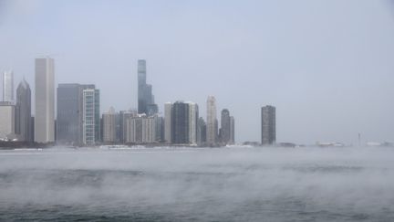 Le brouillard se lève sur le lac Michigan, à Chicago (Illinois), alors que les températures ont atteint -21°C le 23 décembre 2022. (KAMIL KRZACZYNSKI / AFP)