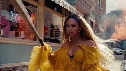 Beyoncé armée d'une batte de Baseball dans le clip rageur de "Hold Up".
 (Saisie écran)