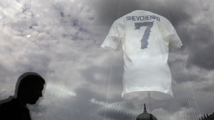 Reflets dans une vitrine exposant le maillot d'un joueur ukrainien &agrave; Kiev (Ukraine), le 12 juin 2012. (ALEXANDER DEMIANCHUK / REUTERS)