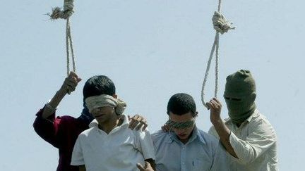 Deux jeunes Iraniens condamnés à mort pour le viol d'un jeune garçon à Mashad, en Iran, le 18 juillet 2007.  (AFP/PHOTOS/STR/ISNA)