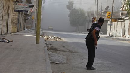 Un combattant de l'arm&eacute;e syrienne libre le 9 octobre 2012 dans une rue d'Alep.&nbsp; (ZAIN KARAM / REUTERS )