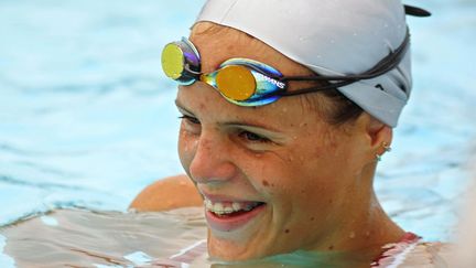 La natation, ce sont des heures et des heures d'entra&amp;icirc;nement &amp;agrave; compter les carreaux au fond de la piscine. En 2006, voil&amp;agrave; le programme-type de Laure Manaudou : 40 longueurs d&amp;egrave;s 6h30 du matin, 15 km en deux fois trois heures, plus de la musculation. Un programme auquel elle s'astreint depuis qu'elle a 14 ans. Elle d&eacute;croche son premier titre de championne de France en 2003, alors qu'elle porte encore un appareil dentaire. (RAYMOND ROIG / AFP)