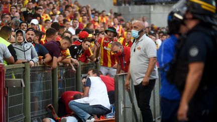 Le staff medical&nbsp;s'occupant d'un supporter blessé lors du match de Ligue 1 Lens-Lille le 18 septembre 2021 au stade Bollaert-Delelis. (FRANCOIS LO PRESTI / AFP)