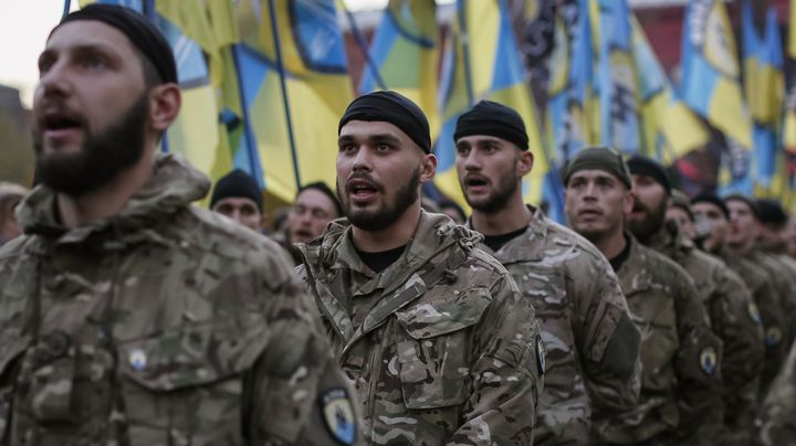 Des membres du bataillon Azov lors d'un d&eacute;fil&eacute; dans les rues de Kiev (Ukraine), le 14 octobre 2014.&nbsp; (GLEB GARANICH / REUTERS)