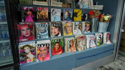 Un stand de magazines "Vogue" à New York, le 12 septembre 2022.&nbsp; (SEAN ZANNI / GETTY IMAGES NORTH AMERICA / AFP)